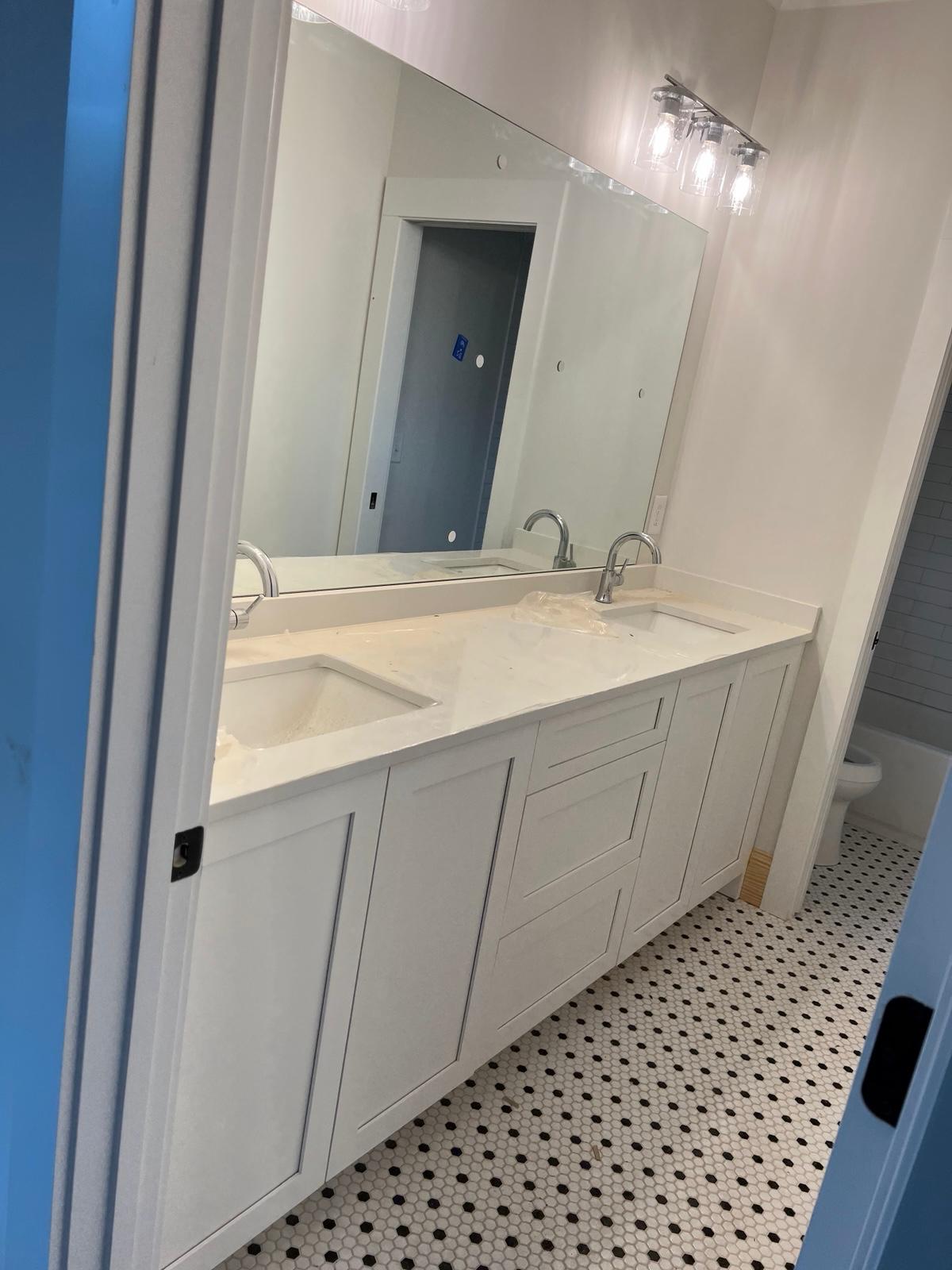 Baño elegante con vanity personalizado